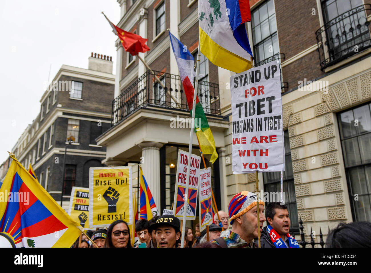 Londra, Regno Unito. Tibetani e i sostenitori del Tibet, tenendo un rally per commemorare il 58o anniversario della Rivolta Nazionale Tibetana, arrivare fuori l'ambasciata cinese dove hanno chiesto di porre fine alla Cina di professione e di violazioni dei diritti umani in Tibet. Credito: Stephen Chung / Alamy Live News Foto Stock