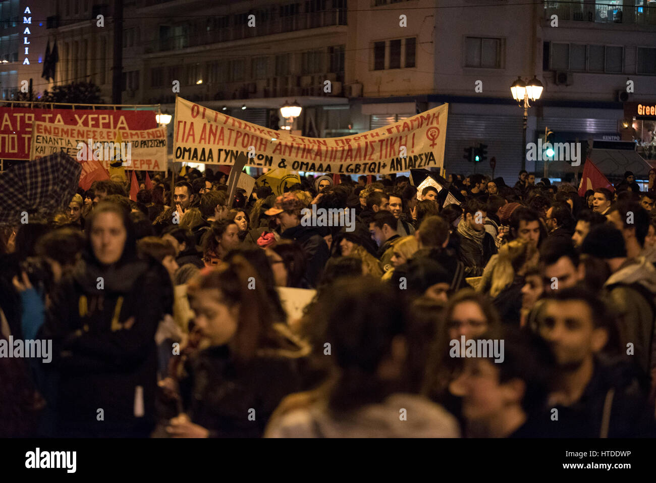 Donne e uomini marzo nelle strade di Atene gridando slogan e cartelloni di contenimento. Femminista, di sinistra e le organizzazioni per i diritti umani ha organizzato una manifestazione per onorare la Giornata internazionale della donna e la domanda di pari diritti. © Nikolas Georgiou / Alamy Live News Foto Stock