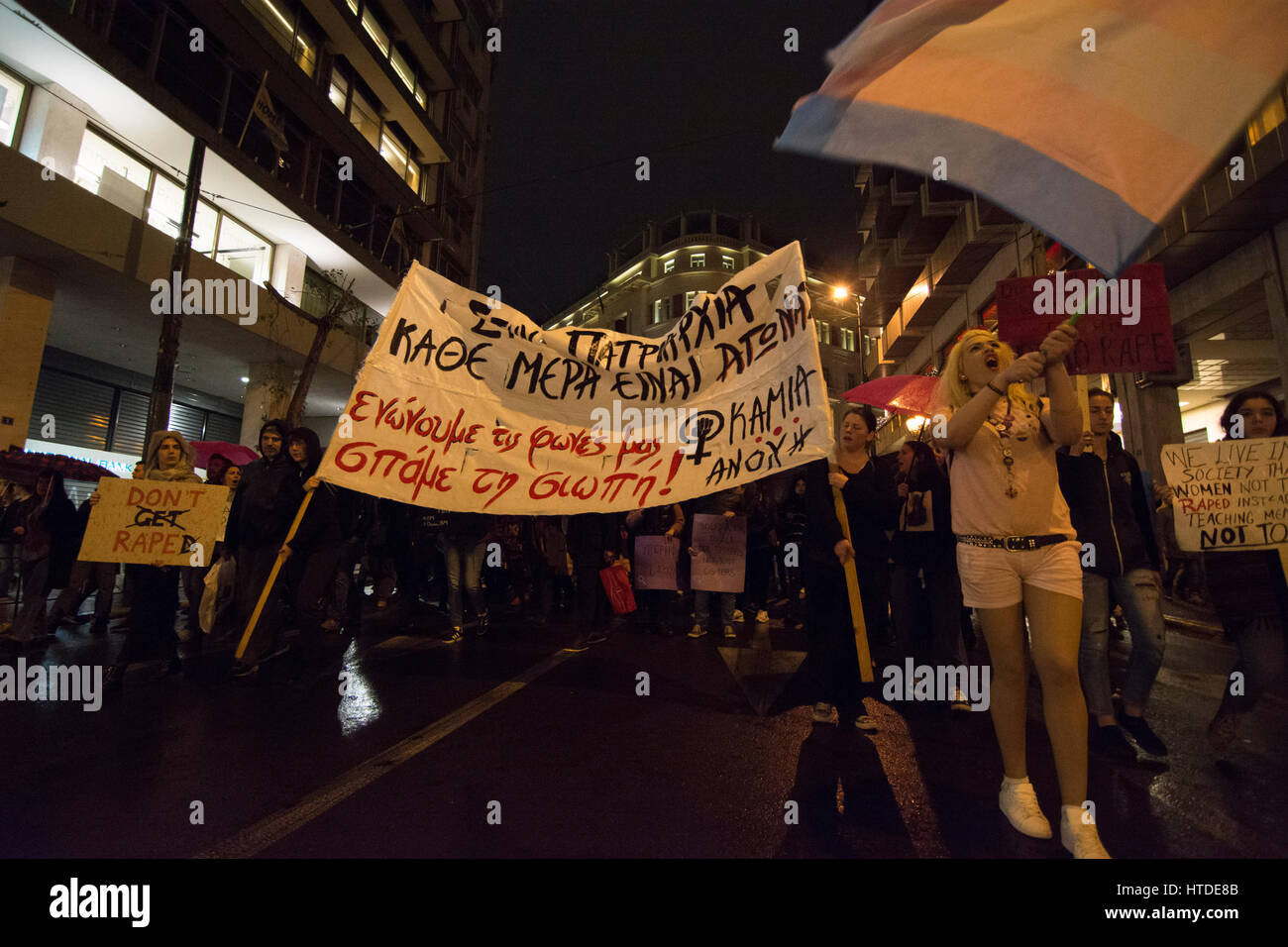 Donne e uomini marzo nelle strade di Atene gridando slogan e cartelloni di contenimento. Femminista, di sinistra e le organizzazioni per i diritti umani ha organizzato una manifestazione per onorare la Giornata internazionale della donna e la domanda di pari diritti. © Nikolas Georgiou / Alamy Live News Foto Stock