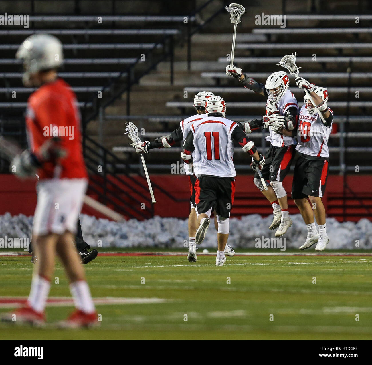 Piscataway, NJ, Stati Uniti d'America. Decimo Mar, 2017. Rutgers Kieran Mullins (4) festeggia il suo primo quarto obiettivo con i tuoi compagni di squadra durante un NCAA Mens lacrosse gioco tra la Stony Brook Seawolves e Rutgers Scarlet Knights ad alto punto soluzioni Stadium di Piscataway, NJ. Rutgers sconfitto Stony Brook 17-4. Mike Langish/Cal Sport Media. Credito: csm/Alamy Live News Foto Stock