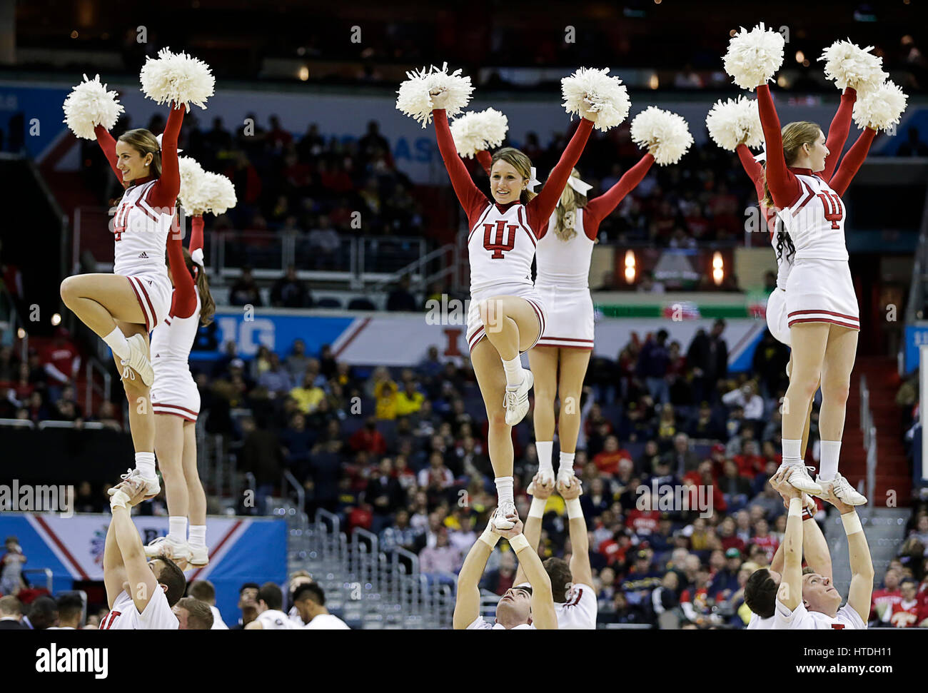 Washington, DC, Stati Uniti d'America. Decimo Mar, 2017. Indiana Hoosier Cheerleaders eseguire durante un grande 10 di pallacanestro degli uomini di gioco del torneo tra la Indiana Hoosiers e Wisconsin Badgers al Verizon Center di Washington DC. Wisconsin sconfigge Indiana, 70-60. Justin Cooper/CSM/Alamy Live News Foto Stock