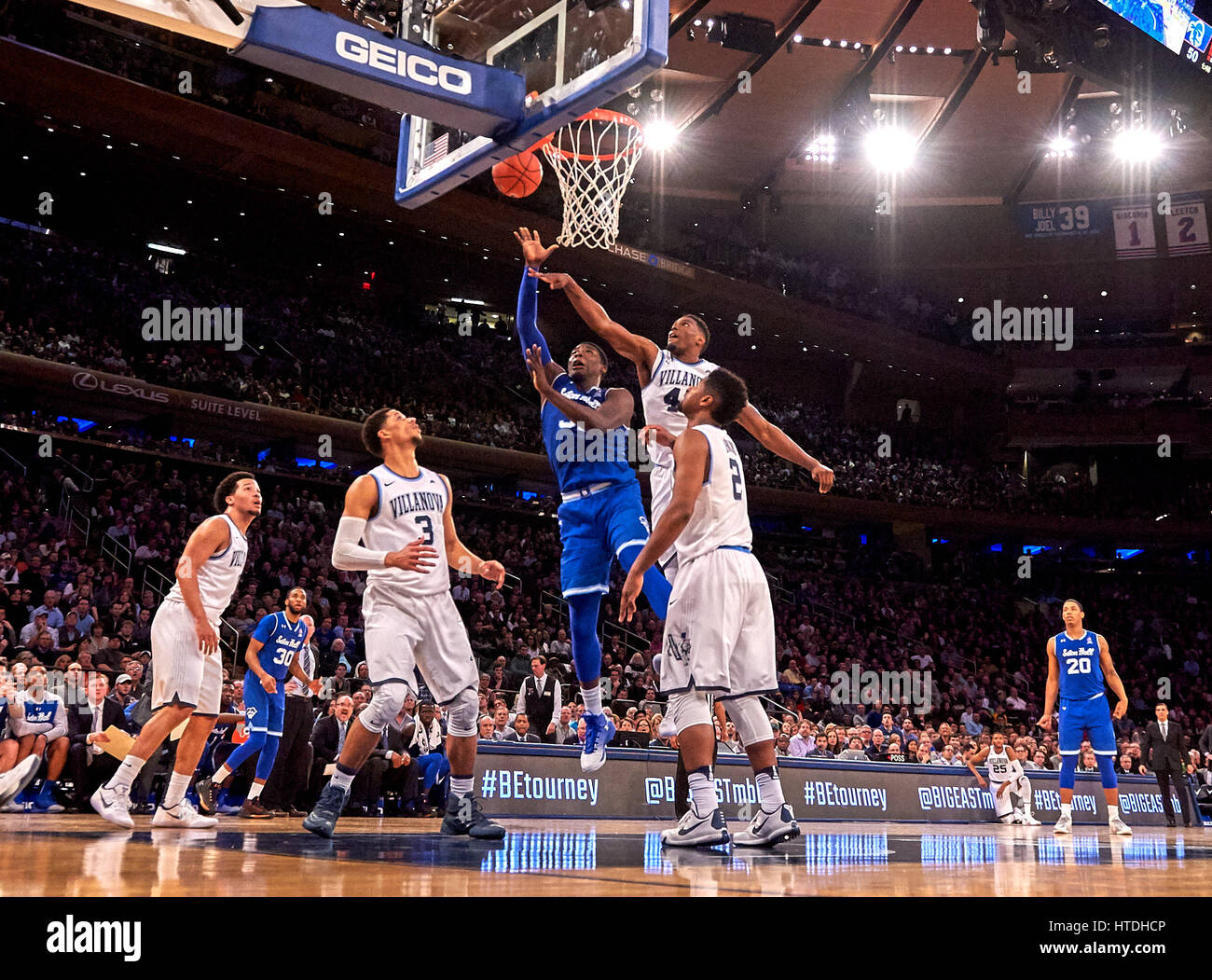 New York, New York, Stati Uniti d'America. Decimo Mar, 2017. Seton Hall di avanti Angel Delgado #31 punteggi al di sotto del cesto come Villanova di avanti Darryl Reynolds #45 tenta di difendere nella seconda metà durante la semifinale round orientale grande torneo al Madison Square Garden di New York City. Il Villanova Wildcats sconfitto Seton Hall pirati in un thriller 55-53. Duncan Williams/CSM/Alamy Live News Foto Stock