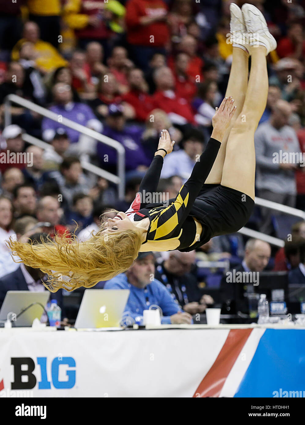 Washington, DC, Stati Uniti d'America. Decimo Mar, 2017. Maryland Terrapin la cheerleader esegue durante un grande 10 di pallacanestro degli uomini di gioco del torneo tra la Northwestern Wildcats e il Maryland Terrapins al Verizon Center di Washington DC. Justin Cooper/CSM/Alamy Live News Foto Stock