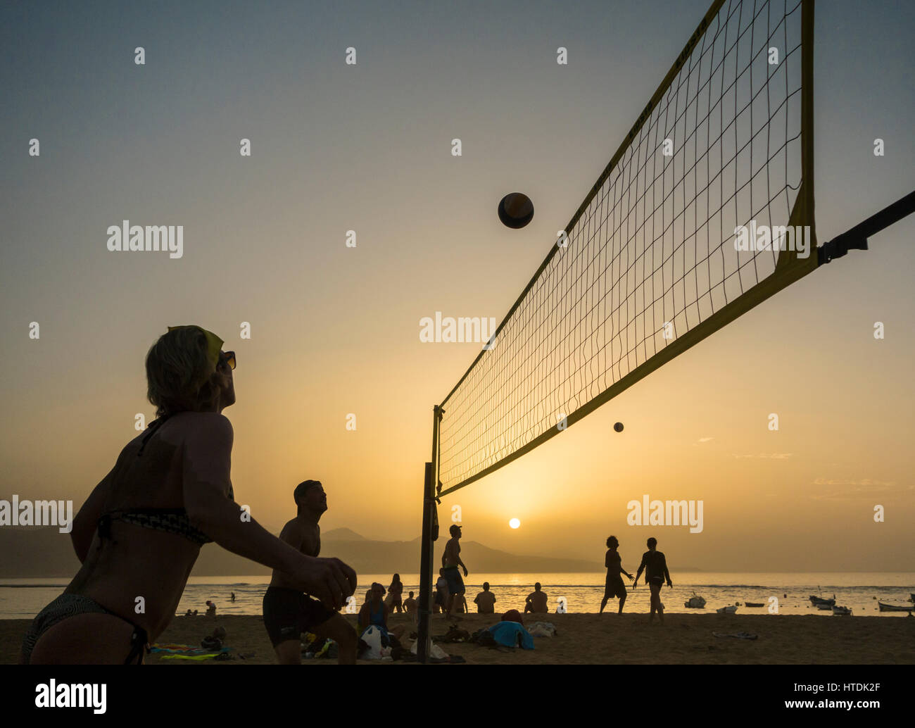 Pallavolo sulla spiaggia al tramonto sulla spiaggia di Las Canteras, Las Palmas di Gran Canaria Isole Canarie Spagna. Foto Stock