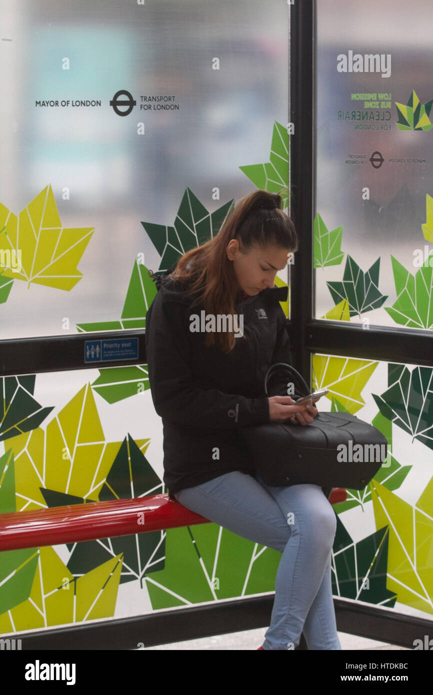 Putney Londra, Regno Unito. Undicesimo Mar, 2017. Londra primo autobus verde zona è attivo e in esecuzione a Putney High Street con bassa emissione di autobus come parte di una serie annunciata dal sindaco di Londra Sadiq Khan per affrontare Londra più inquinato high streets Credito: amer ghazzal/Alamy Live News Foto Stock