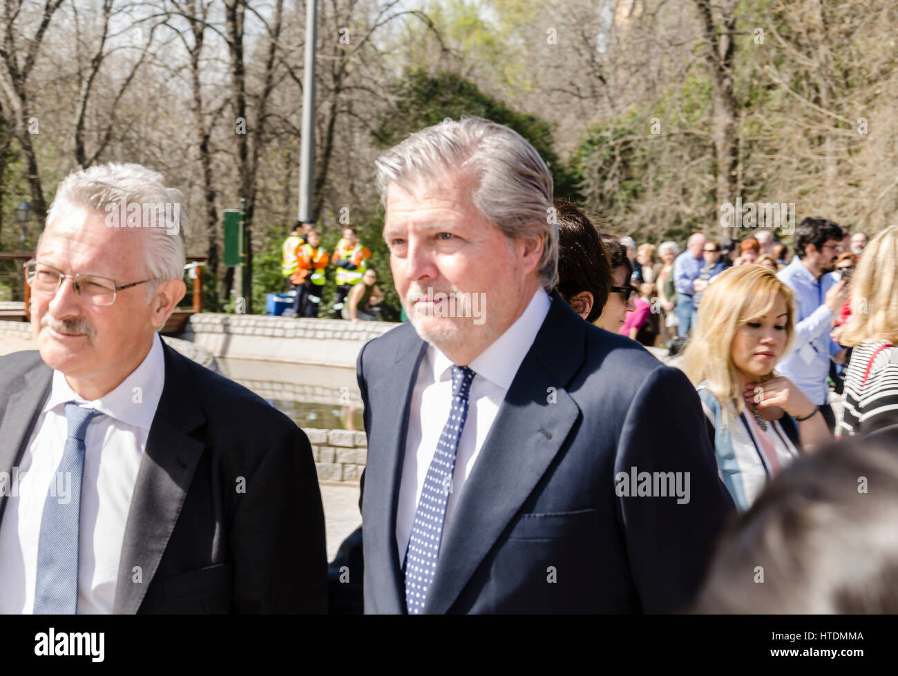 Madrid, Spagna. 11 marzo, 2017. Omaggio alle vittime di 11 m, il tentativo di un terrorista nel 13 anniversario con la presenza del Sig. Iñigo Méndez de Vigo (a destra), Ministro dell'istruzione, della cultura e dello Sport e portavoce del governo spagnolo, il Parco del Retiro di Madrid, Spagna, il 11 marzo 2017. Credito: Enrique Davó/Alamy Live News. Foto Stock