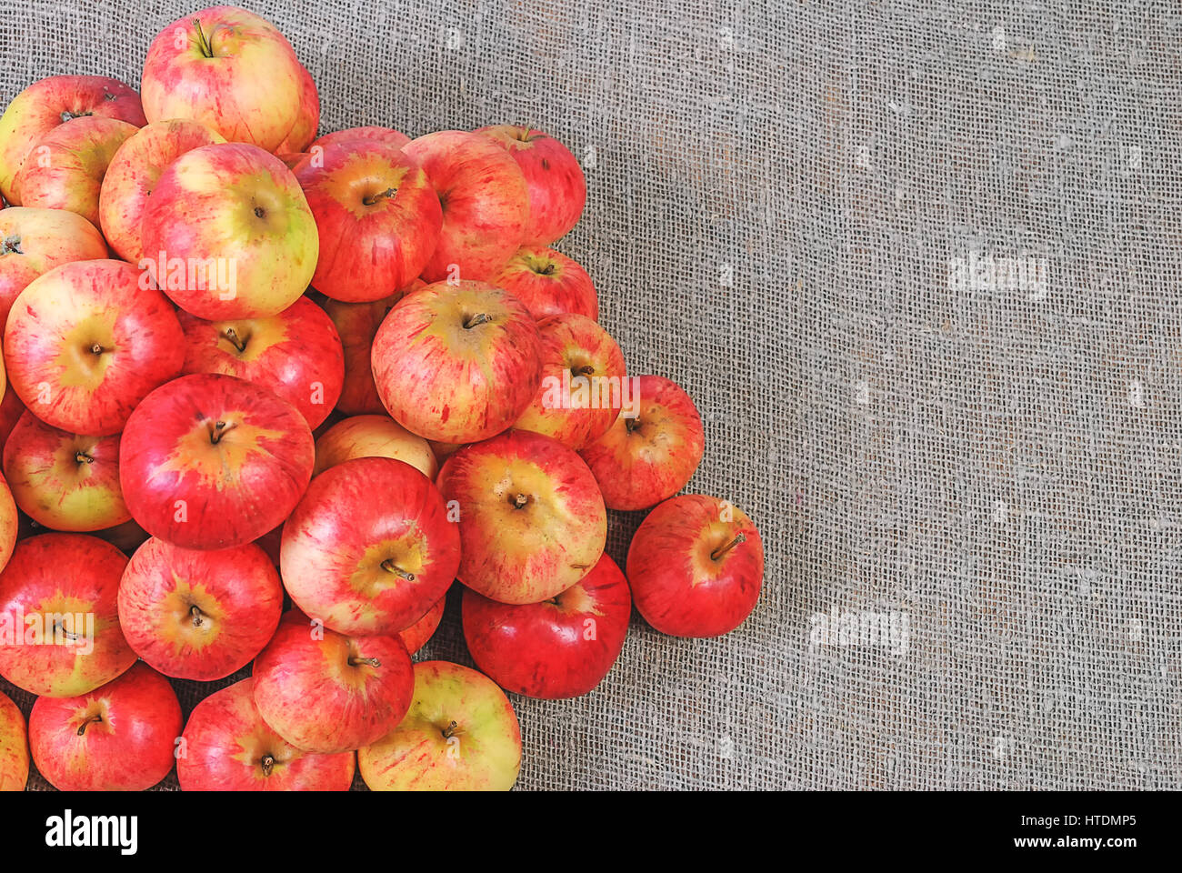Un mazzetto di mele rosse giacente su un saccheggio Foto Stock