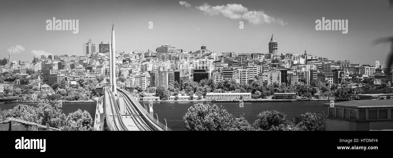 Il centro storico di Istanbul riva del mare con barche e la torre della Turchia Foto Stock