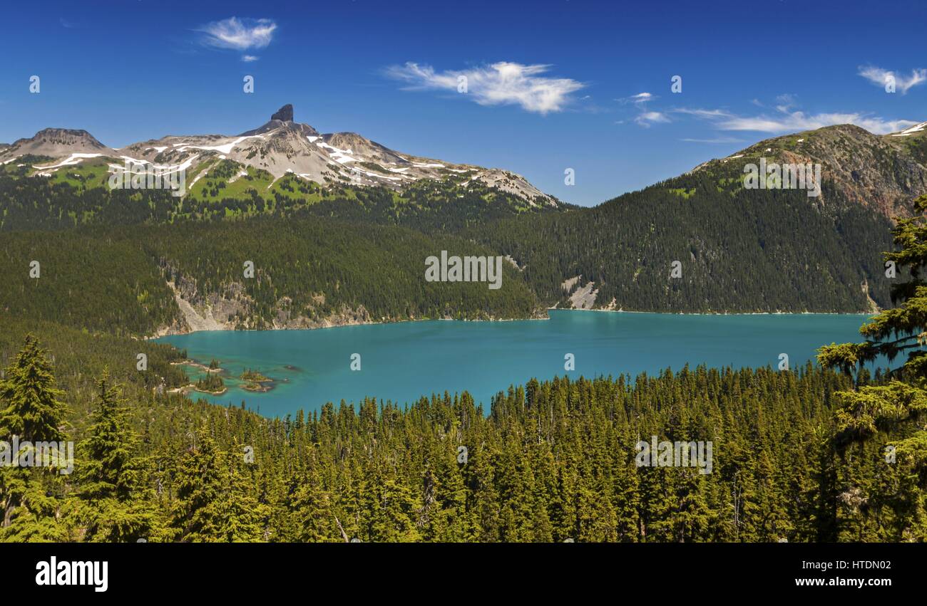 Vista panoramica del lago Emerald Garibaldi, la Foresta Verde e il picco del Monte Black Tusk. Escursioni panoramiche Costa Montagne British Columbia, Canada Foto Stock