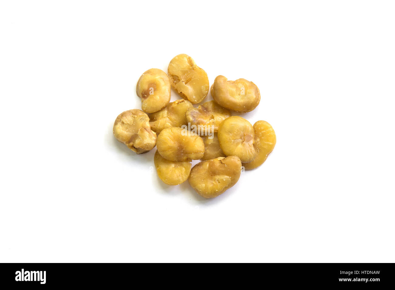 Salate fave isolati su sfondo bianco. Foto Stock