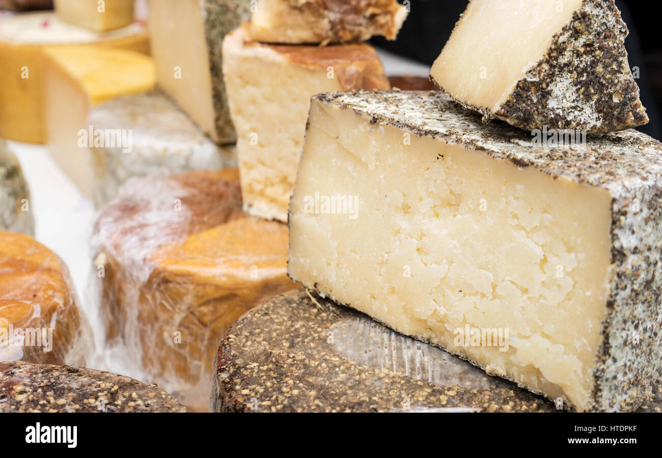 Diversi tipi di formaggio duro come i pezzi Foto Stock