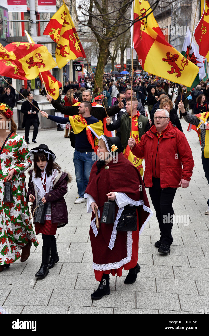 Felice St. David's Day, 1 marzo, 2017. San Davide la parata del giorno attraverso Cardiff City Centre. Foto Stock
