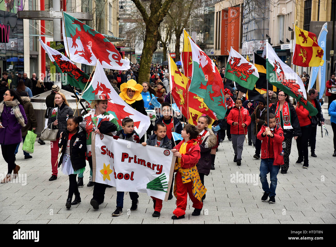 Felice St. David's Day, 1 marzo, 2017. San Davide la parata del giorno attraverso Cardiff City Centre. Foto Stock