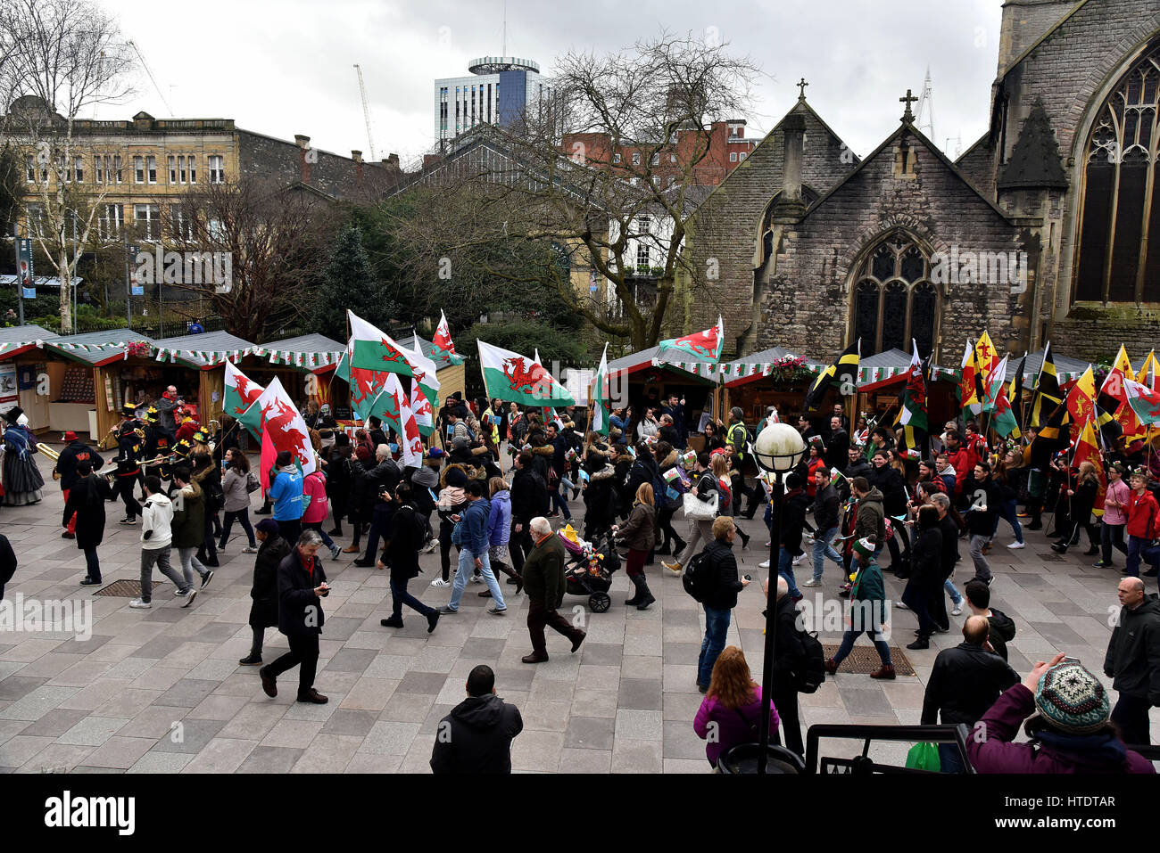 Felice St. David's Day, 1 marzo, 2017. San Davide la parata del giorno attraverso Cardiff City Centre. Foto Stock