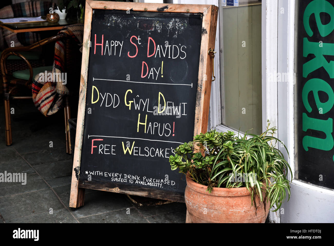 Felice St. David's Day, 1 marzo, 2017. San Davide la parata del giorno attraverso Cardiff City Centre. Foto Stock