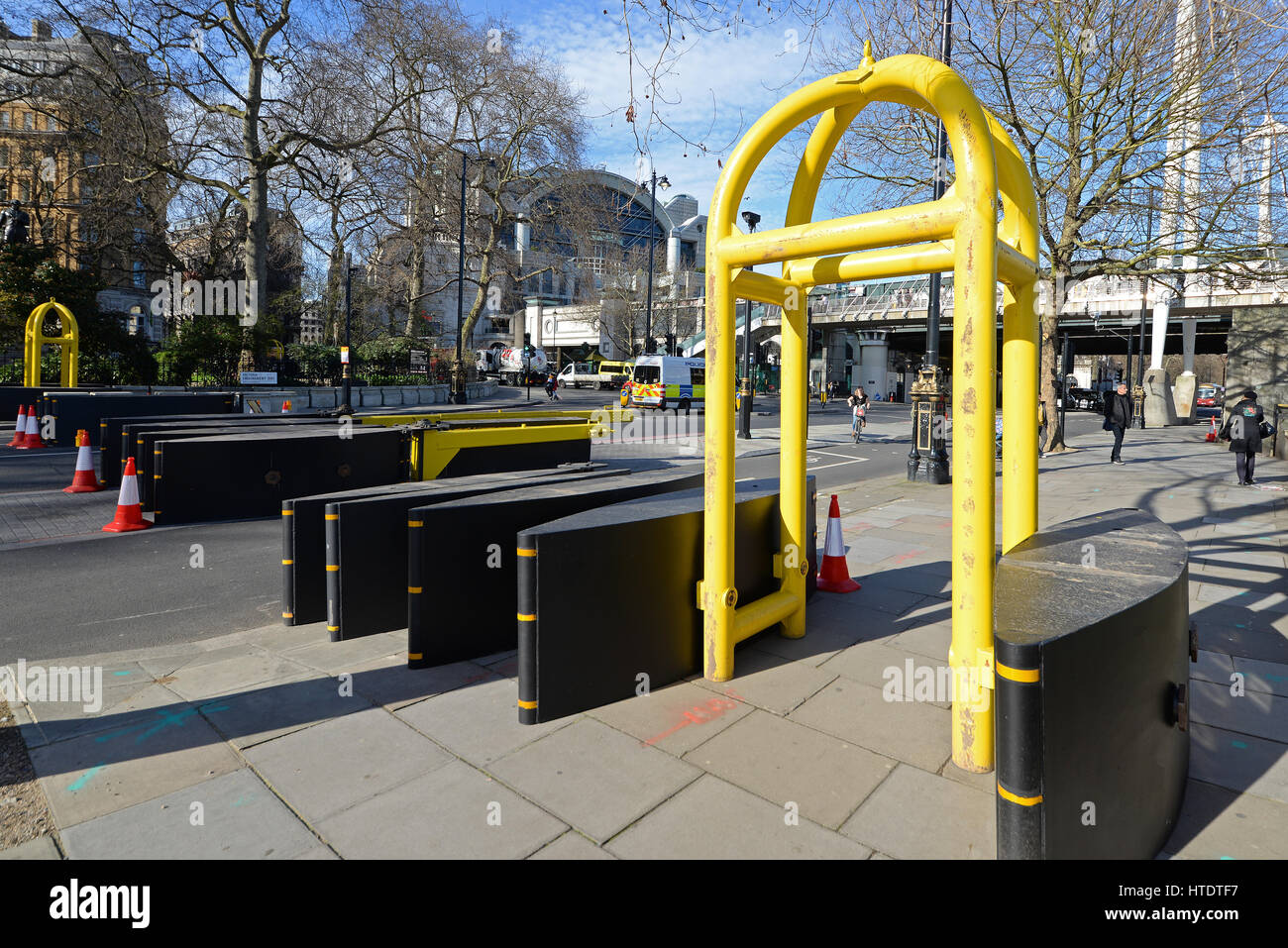 Misure di sicurezza per il Queen's inaugurazione dell'Iraq e Afghanistan memorial, vicino Londra Charing Cross stazione ferroviaria nella City of Westminster Foto Stock