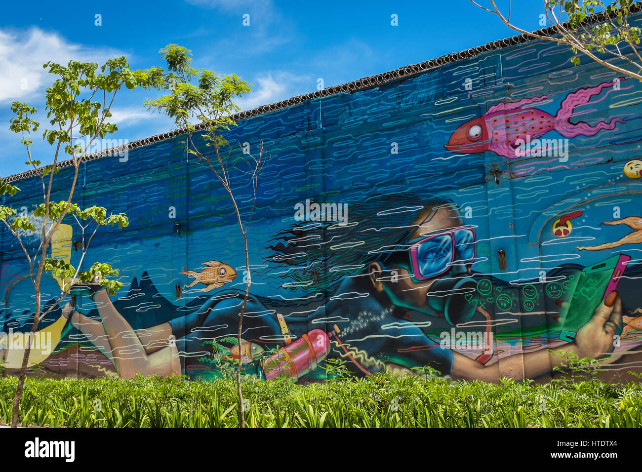 Dipinto murale di mare scape vicino a Rio de Janeiro il recentemente costruito Aquariam, considerato in America Latina la più grande del suo genere. Foto Stock