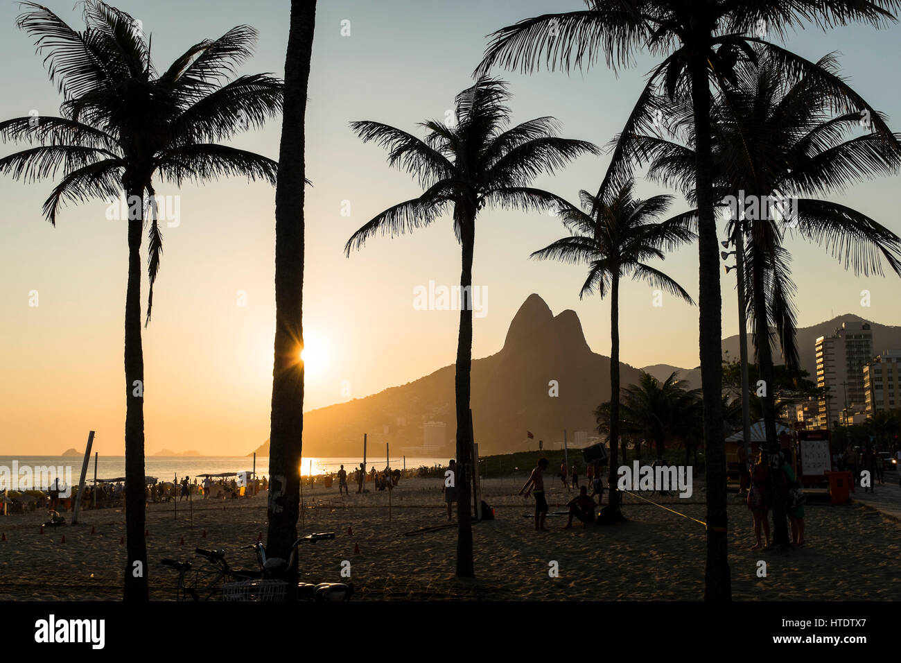 Tramonto sulla spiaggia di Ipanema, Rio de Janeiro Foto Stock