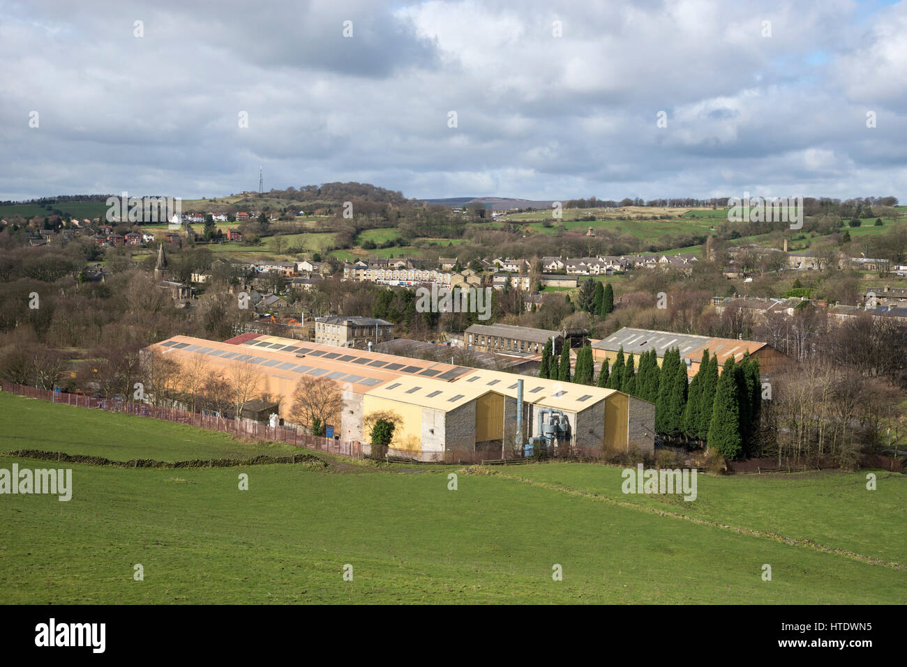 Glossop nel Derbyshire, una Inghilterra settentrionale città industriale circondata da colline. Vista dell'industria intorno alla vecchia area a Glossop. Foto Stock