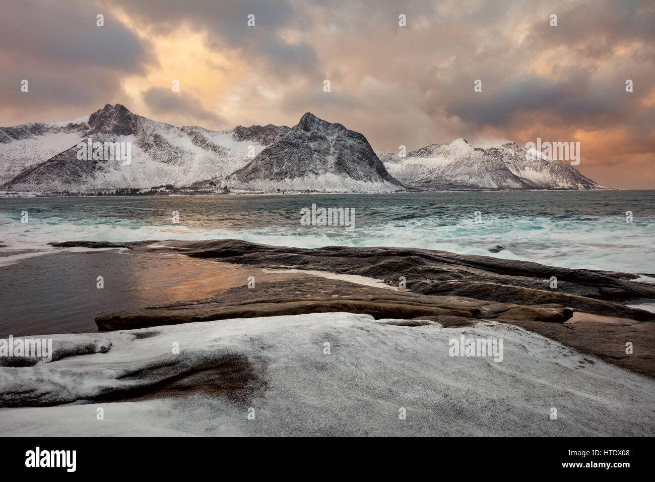 Unico mare inverno paesaggio con cielo drammatico e montagne. La bellezza della natura del Nord. Norvegia, isola di Senja. Di grandi dimensioni Foto Stock