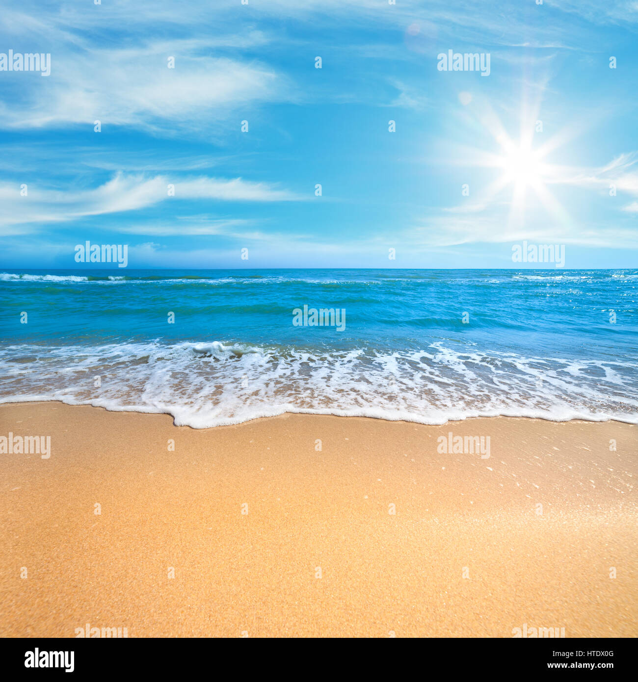 Paradise mare o oceano Sunny Beach con delicata surf di onde e pulire la sabbia gialla - estate sfondo concept Foto Stock