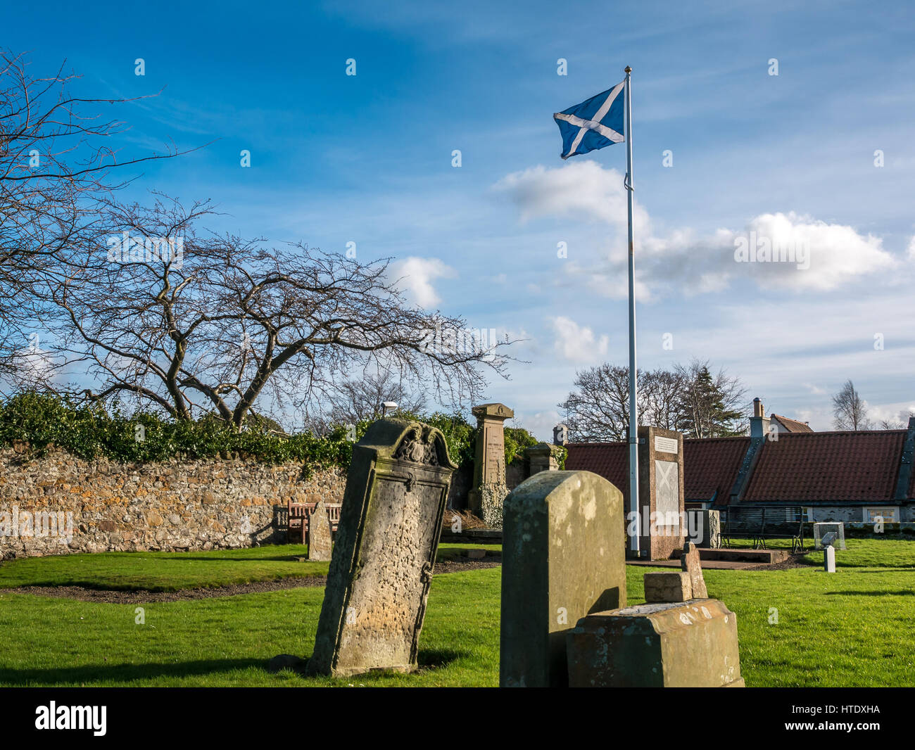 Cimitero di Athelstaneford, con bandiera scozzese, East Lothian, Scozia, luogo di nascita di bandiera si intraversa, St Andrews cross, il santo patrono della Scozia Foto Stock