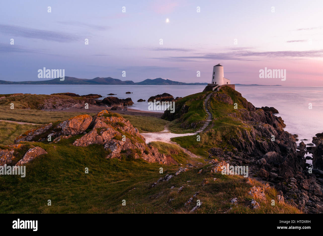 Tŵr Mawr faro, luna e costa al tramonto, Llandwyn isola, Angelesey, Galles Foto Stock