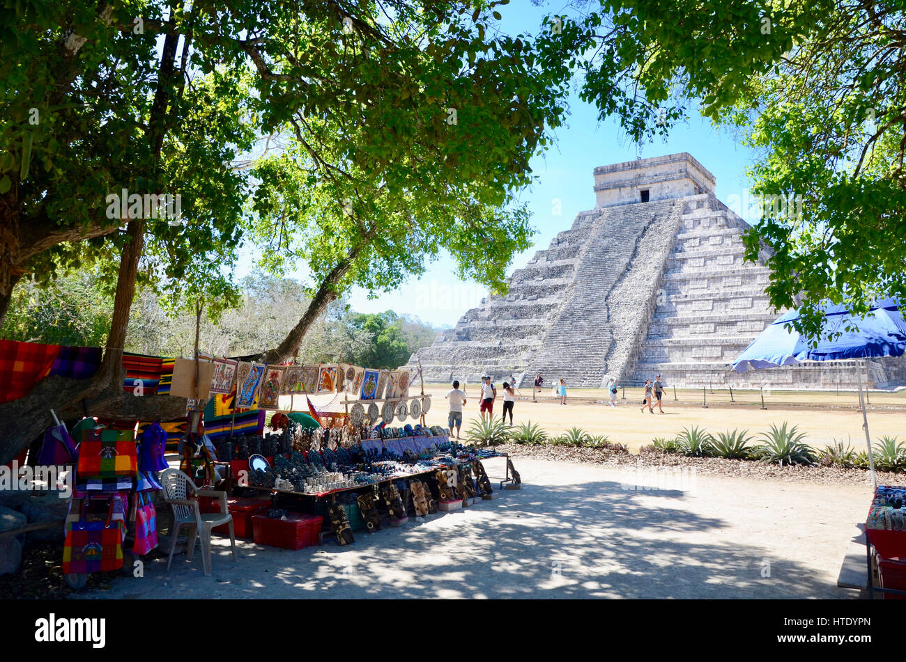 El Castillo, Chichen Itza con turisti e venditori di souvenir in Messico Foto Stock