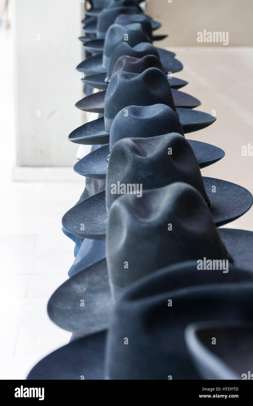 Gerusalemme, Israele. Una linea di cappelli nel 'Hebron' Yeshiva (collegio religioso ebraico). I cappelli fanno parte dell'abito da sposa ultra-ortodosso. Foto Stock