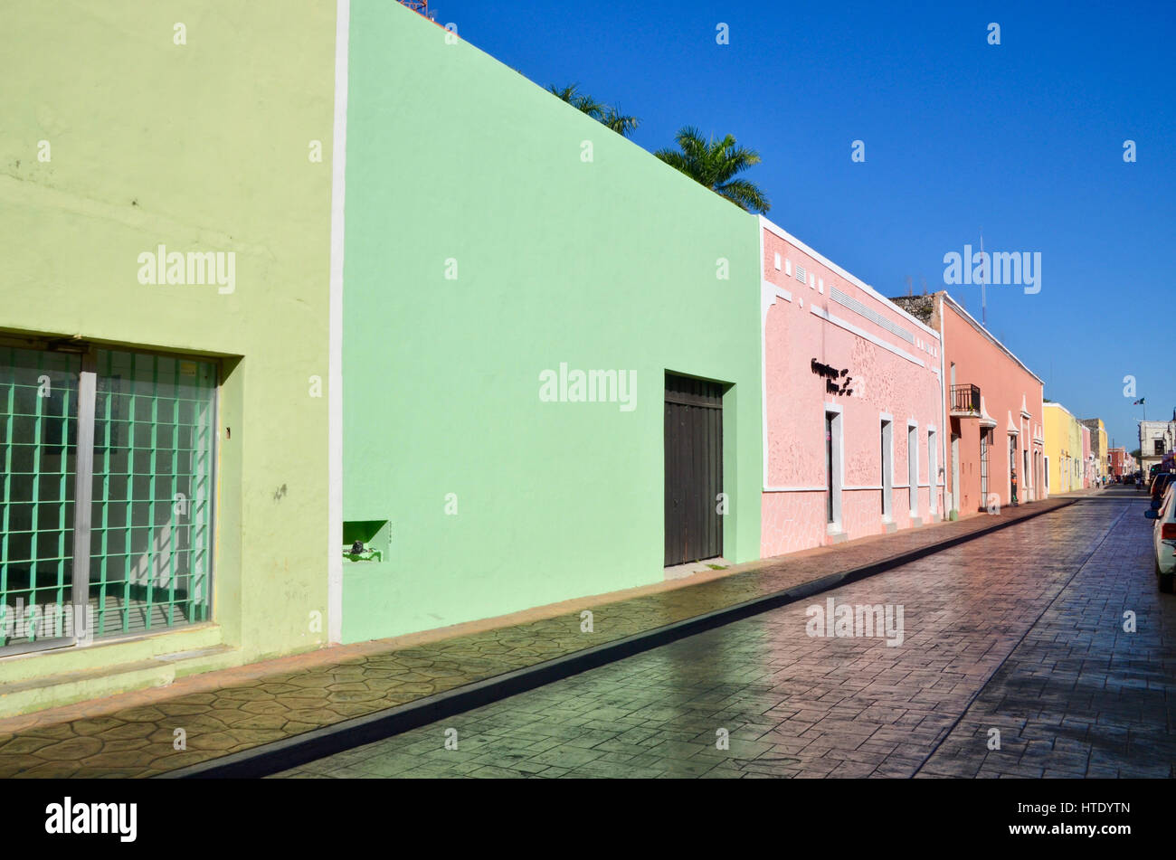 Riga delle colorate costruzioni in Valladolid messico yucatan Foto Stock