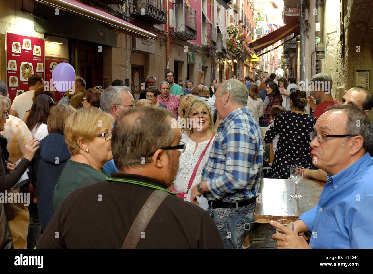 Le folle riempiono le strade di Logrono Spagna per la loro annuale festa di strada estiva in onore di San Bernabe, il santo patrono della città. Foto Stock