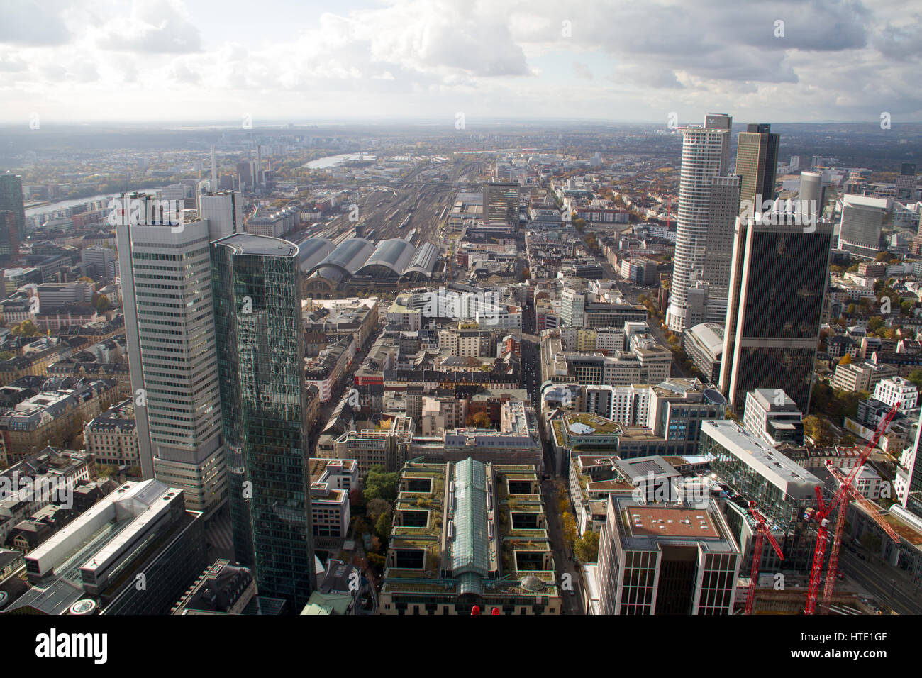 Francoforte, Germania - 6 Novembre 2016: Francoforte visto dalla parte superiore della torre principale grattacielo Foto Stock