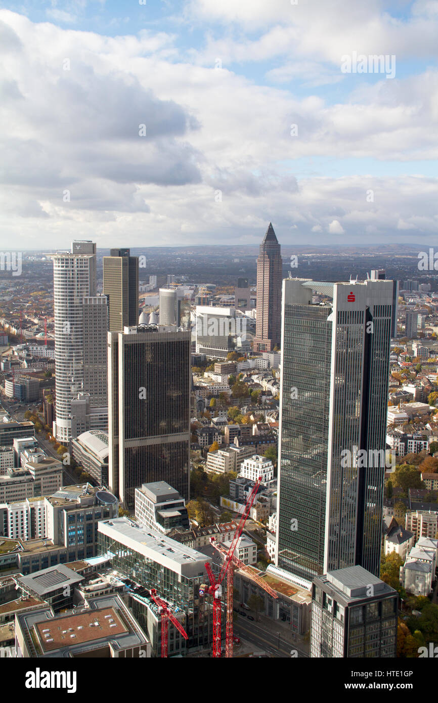 Francoforte, Germania - 6 Novembre 2016: Francoforte visto dalla parte superiore della torre principale grattacielo Foto Stock
