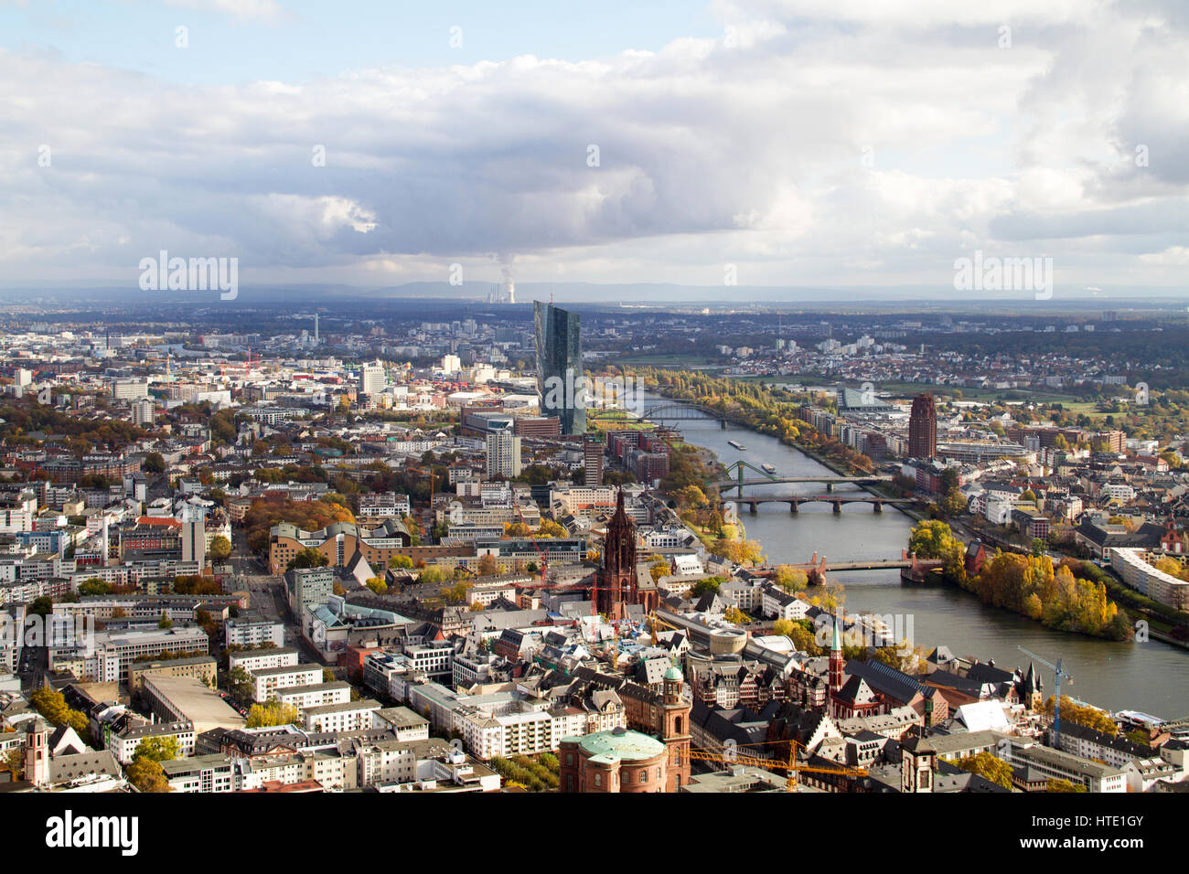 Francoforte, Germania - 6 Novembre 2016: Francoforte visto dalla parte superiore della torre principale grattacielo Foto Stock