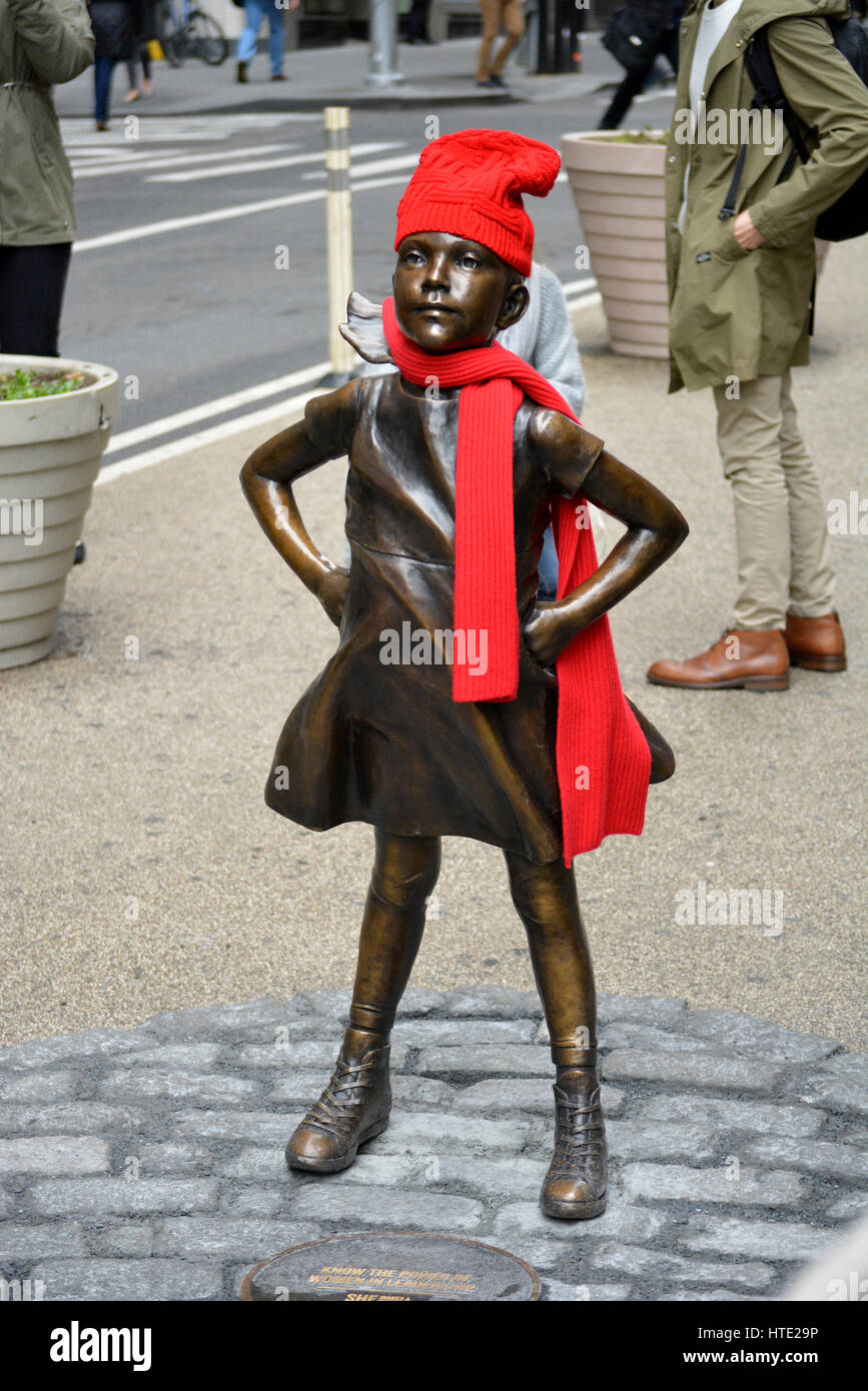 'L'impavido ragazza la statua che si trova nella parte inferiore di Manhattan. Foto Stock