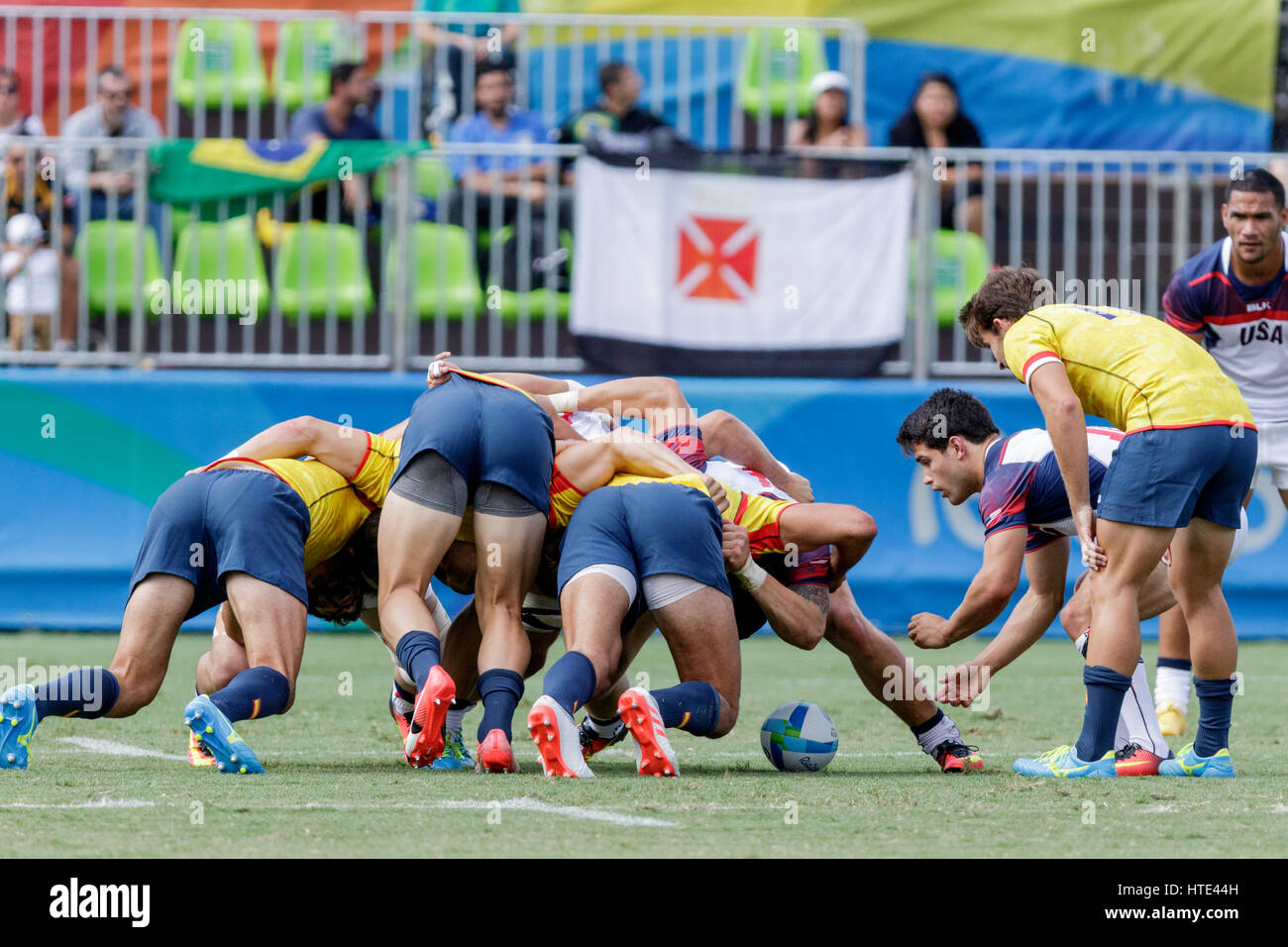 Rio de Janeiro, Brasile. 11 agosto 2016 Scrum durante gli Stati Uniti e la Spagna match in uomini del Rugby Sevens al 2016 Olimpiadi estive. ©Paul J. Sutton Foto Stock