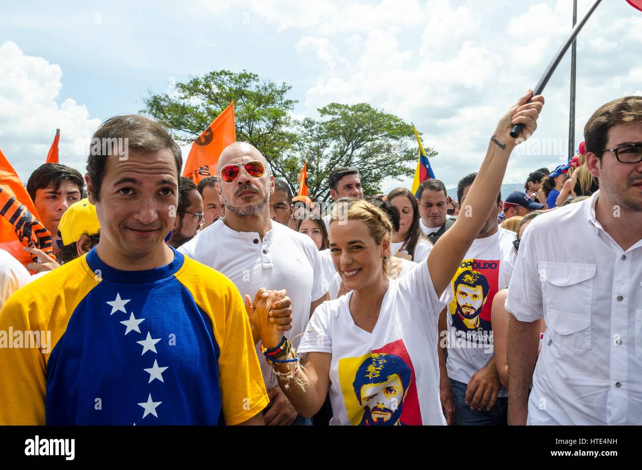 Lilian Tintori (centro), moglie di eminenti incarcerato il leader dell opposizione Leopoldo Lopez, detiene un venezuelano bandiere nazionali come ella marche contro il gover Foto Stock