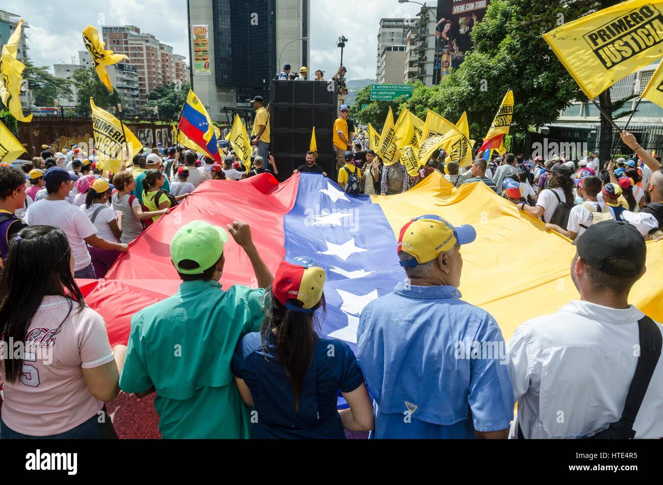 I dimostranti marzo durante le proteste contro il governo di Caracas. Foto Stock