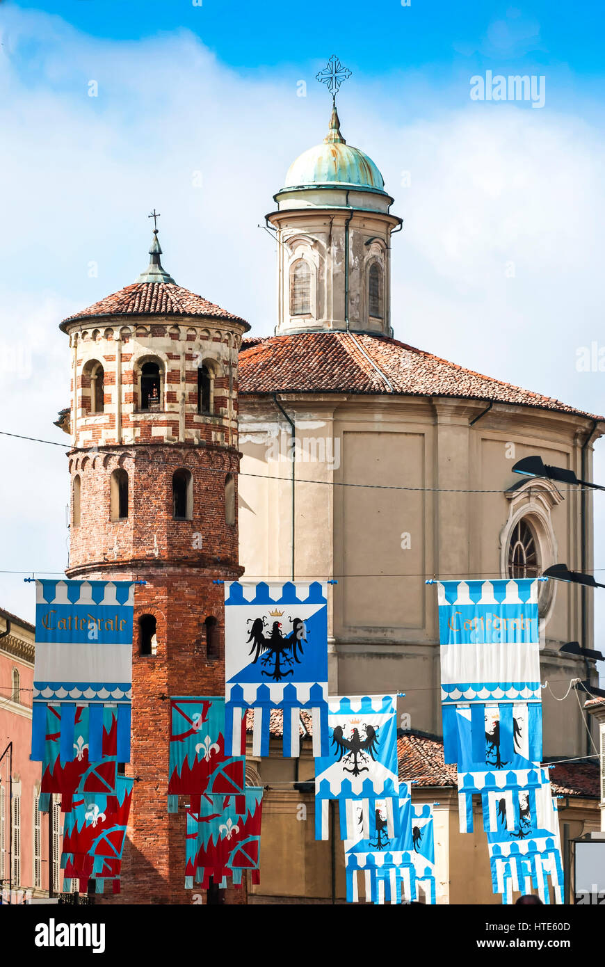 Bandiere colorate decorate edifici medievali prima del Palio, Italia Foto Stock