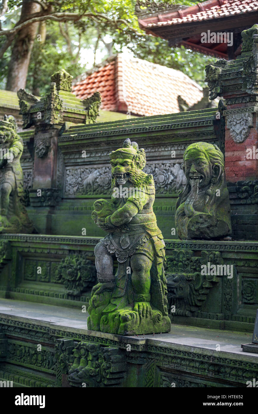 Statue indù in piedi sui gradini del tempio nel Santuario della Foresta delle Scimmie di Ubud, Bal Foto Stock
