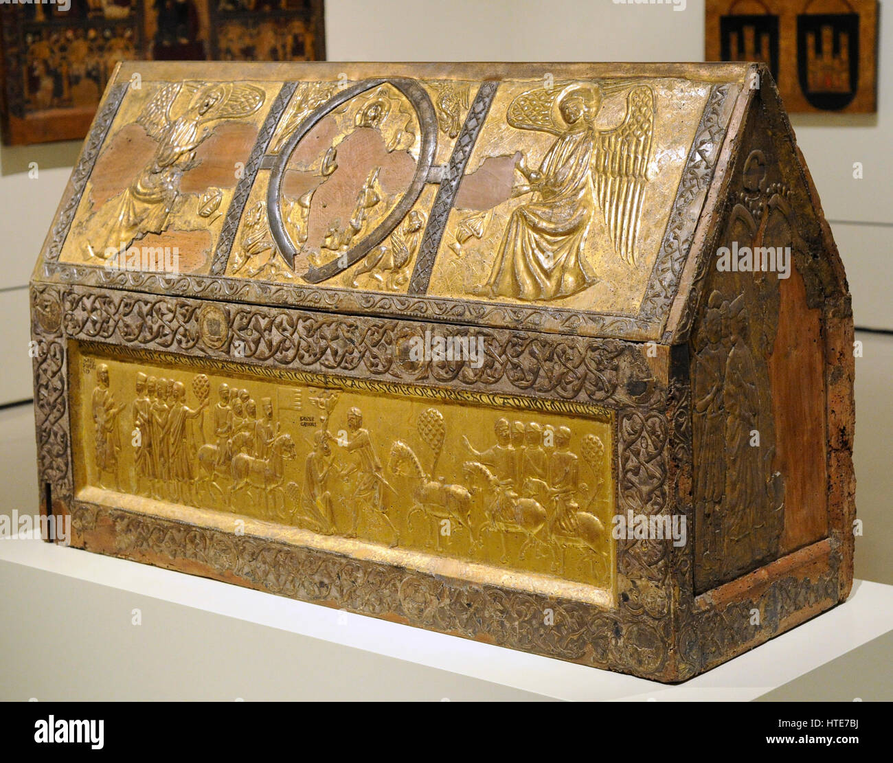Urna reliquiario di San Candidus, 1292. Anonimo. Gotico. Legno in rilievi in stucco con foglia oro. Dal monastero benedettino di Sant Cugat del Valles, provincia di Barcellona. Museo d'Arte Nazionale della Catalogna. Barcellona. La Catalogna. Spagna. Foto Stock