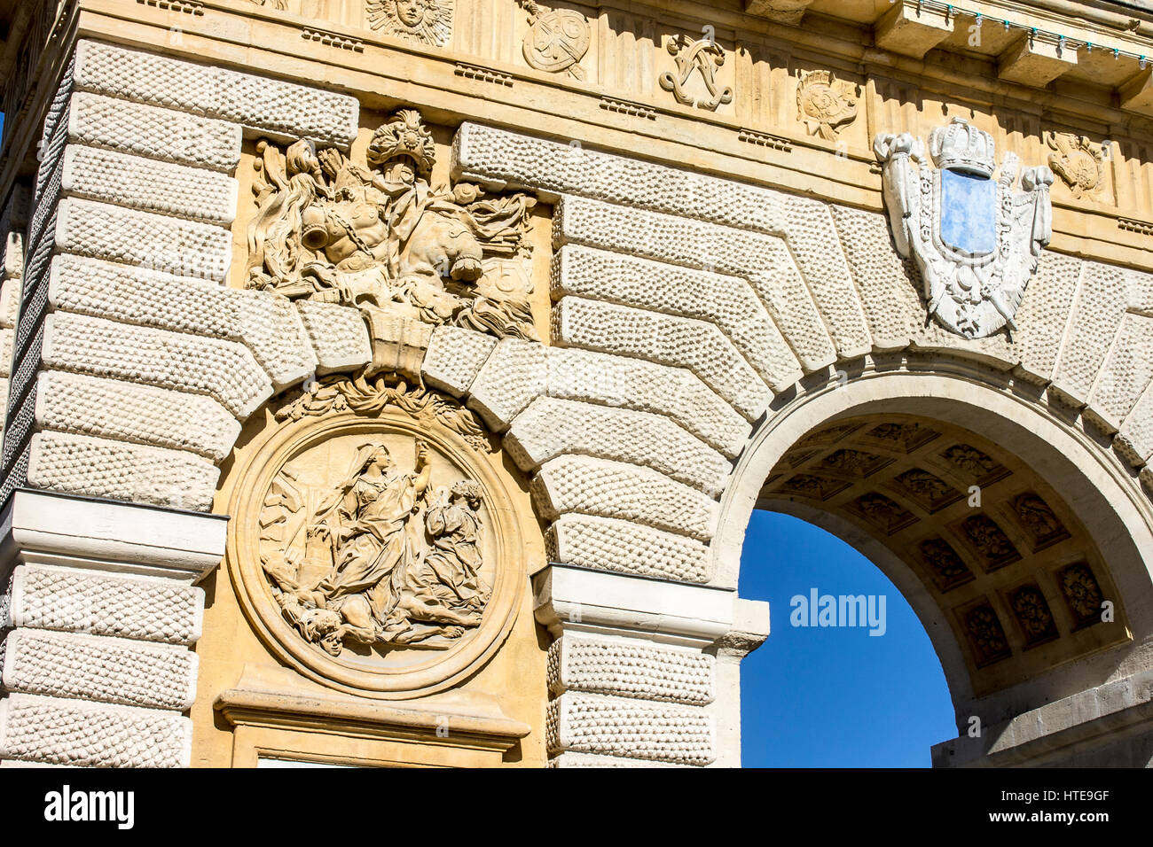 Promenade du Peyrou: aqueduc Saint-Clement (acueduct), monumentale chateau d'eau (torre dell'acqua) e la statua equestre di Luigi XIV di Francia. Foto Stock