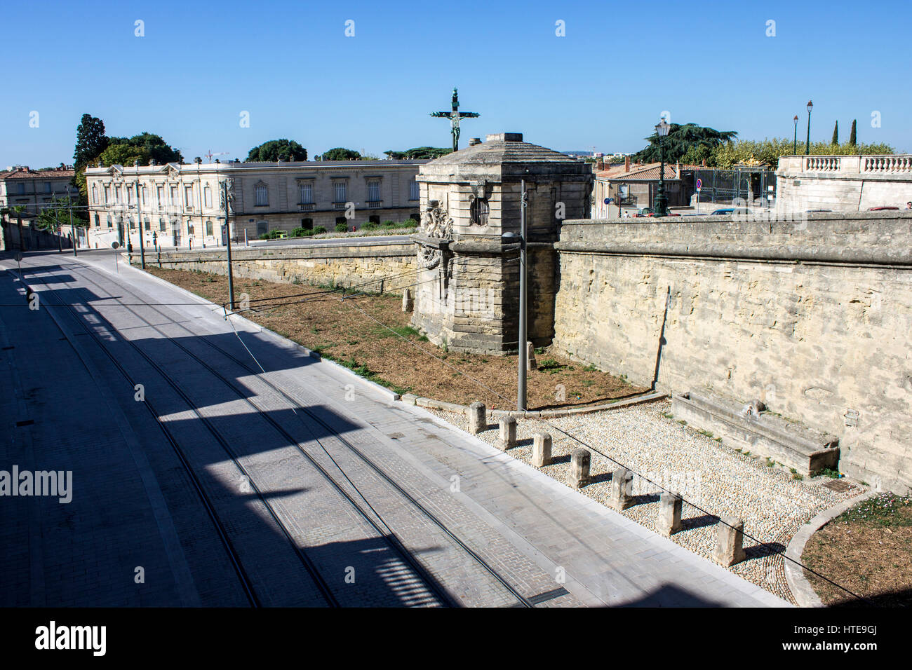 Promenade du Peyrou: aqueduc Saint-Clement (acueduct), monumentale chateau d'eau (torre dell'acqua) e la statua equestre di Luigi XIV di Francia. Foto Stock