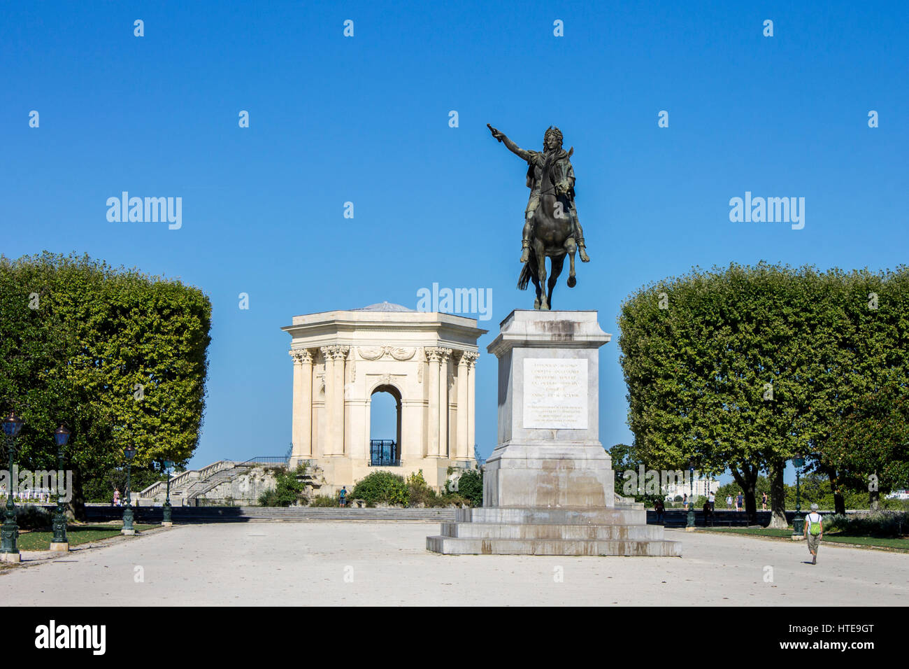 Promenade du Peyrou: aqueduc Saint-Clement (acueduct), monumentale chateau d'eau (torre dell'acqua) e la statua equestre di Luigi XIV di Francia. Foto Stock