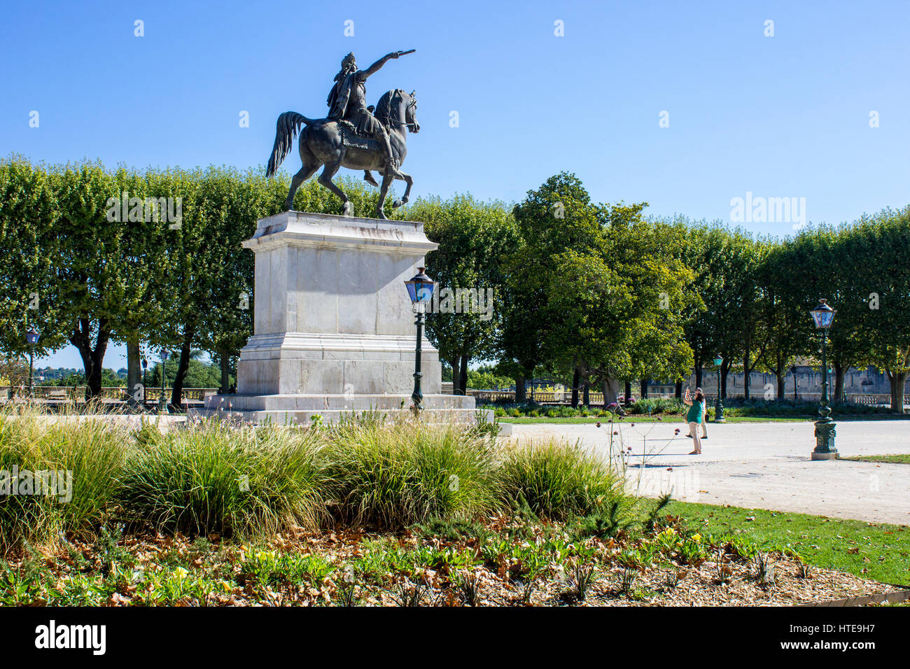 Promenade du Peyrou: aqueduc Saint-Clement (acueduct), monumentale chateau d'eau (torre dell'acqua) e la statua equestre di Luigi XIV di Francia. Foto Stock