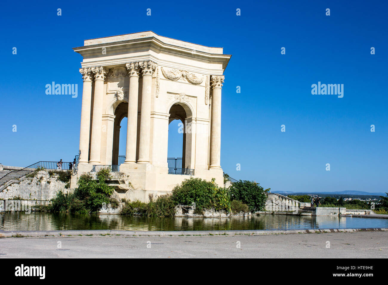 Promenade du Peyrou: aqueduc Saint-Clement (acueduct), monumentale chateau d'eau (torre dell'acqua) e la statua equestre di Luigi XIV di Francia. Foto Stock