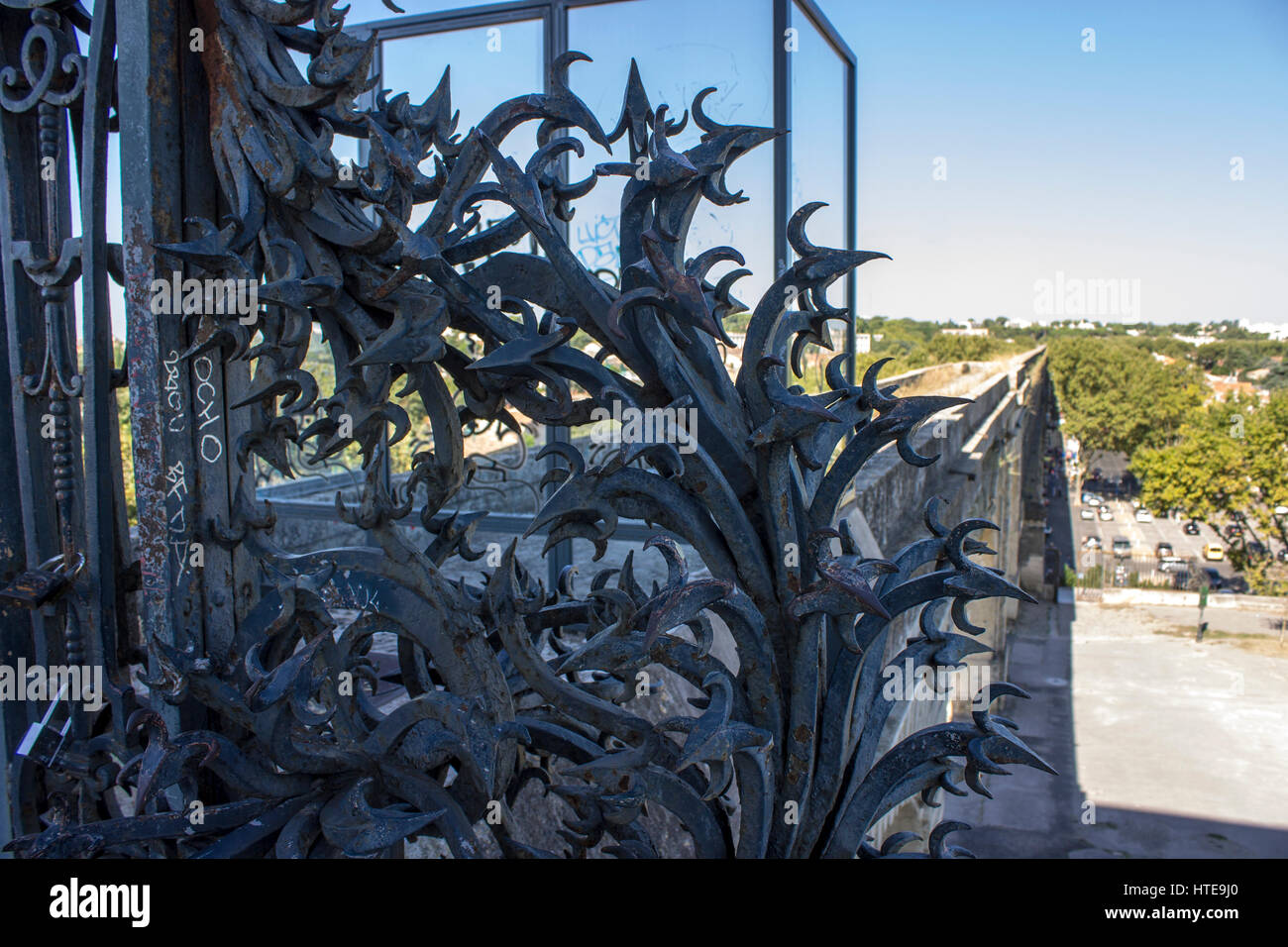 Promenade du Peyrou: aqueduc Saint-Clement (acueduct), monumentale chateau d'eau (torre dell'acqua) e la statua equestre di Luigi XIV di Francia. Foto Stock