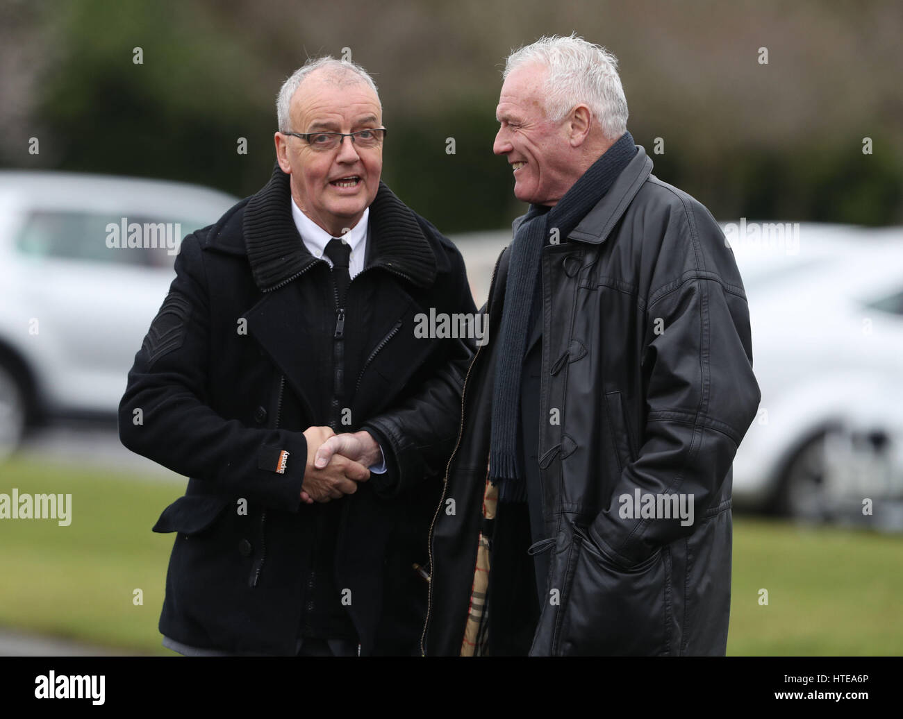 Celtic's Frank McGarvey (sinistra) saluta ex Leeds United grigio di Eddie prima del funerale di Tommy Gemmell a Daldowie crematorio a Uddingston, South Lanarkshire. Foto Stock
