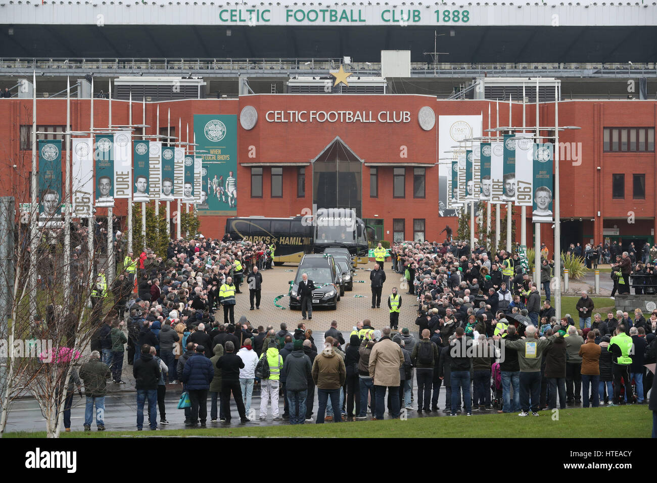 Il corteo funebre per Tommy Gemmell al Celtic Park di Glasgow, davanti al suo servizio funebre a Daldowie crematorio a Uddingston, South Lanarkshire. Foto Stock