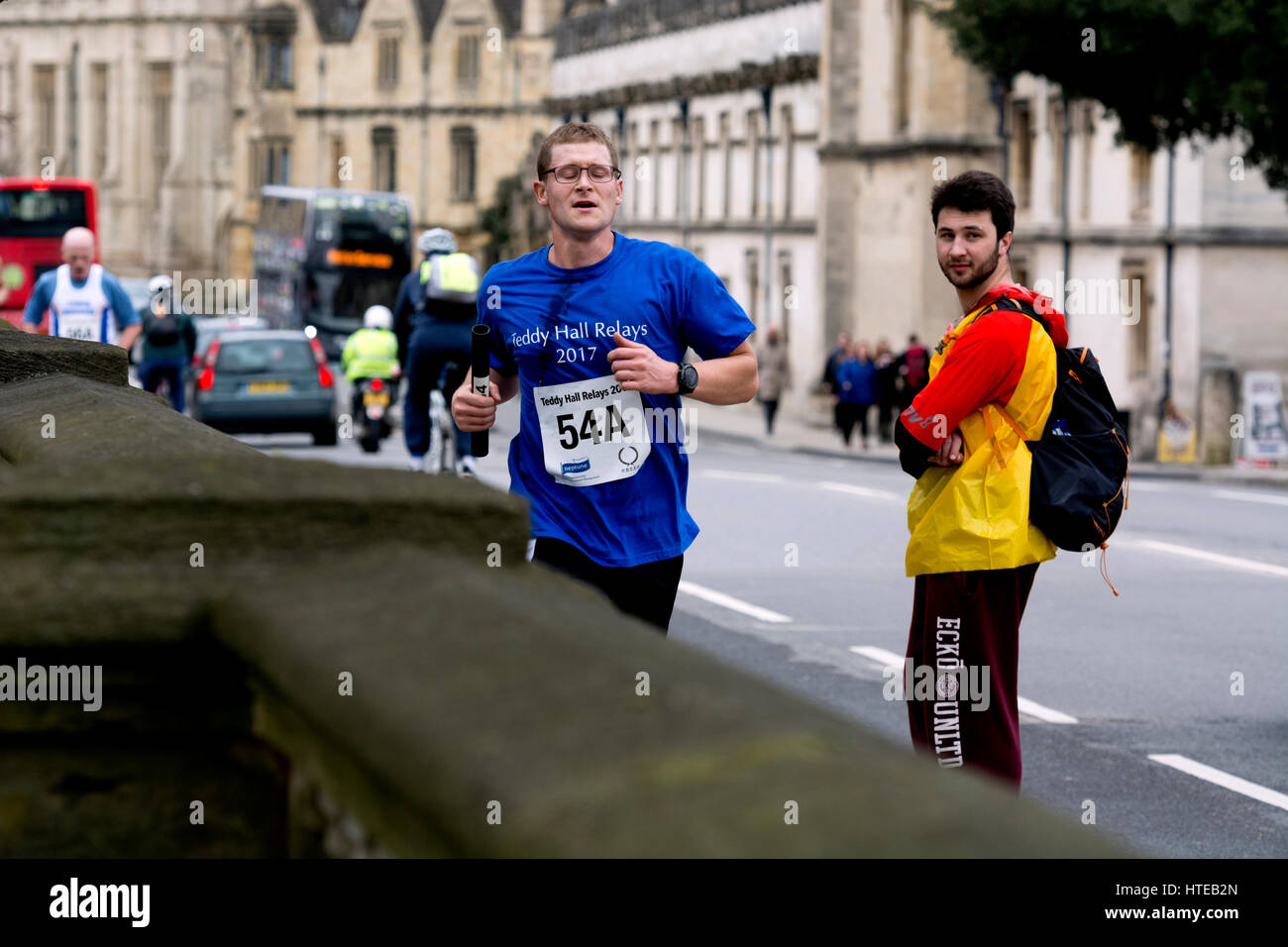 Un runner attraversando il Magdalen Bridge nella sala di Teddy relè, Oxford, Regno Unito Foto Stock